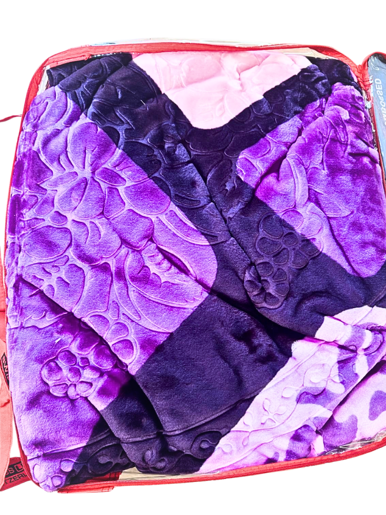 Dettaglio tessuto coperta patchwork viola e rosa