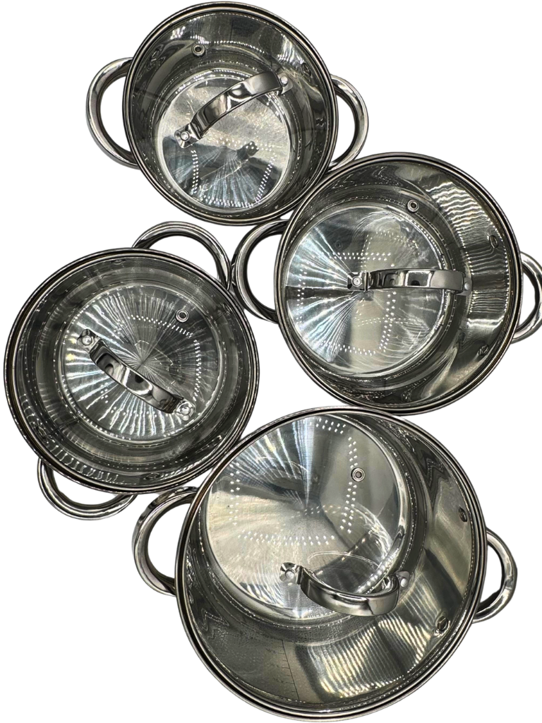Pentole inox viste dall'alto con coperchi in vetro
