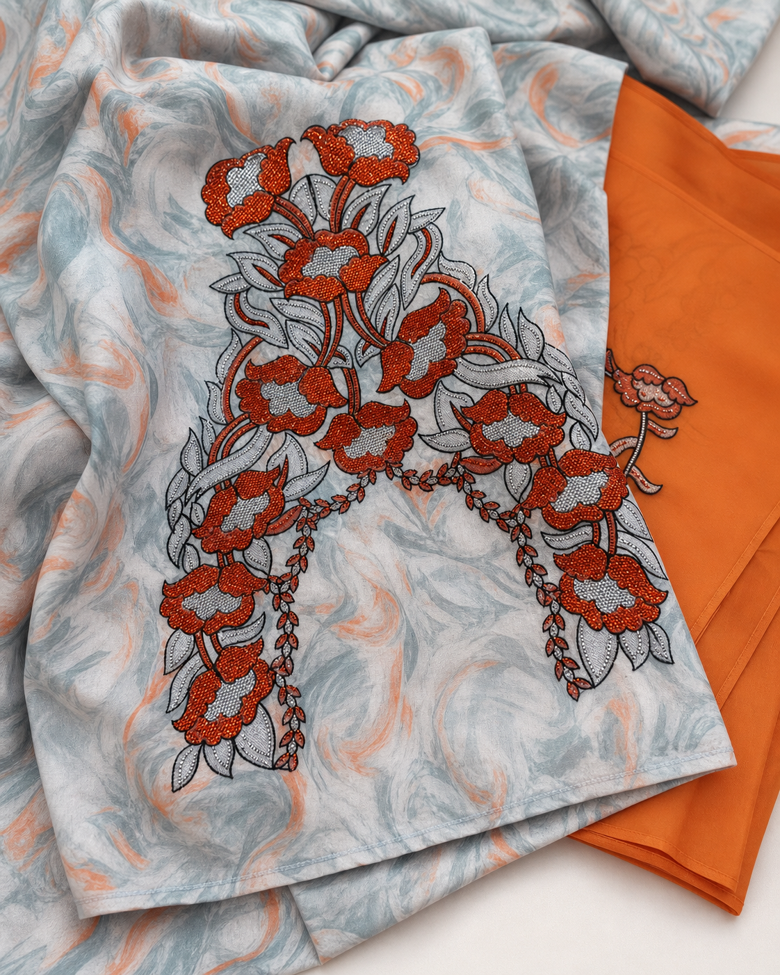 Set Tessuto Makhawir Dubai Azzurro e Arancio con Ricamo - dettaglio ricamo e tessuto