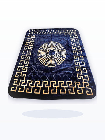 Coperta matrimoniale nera e oro con greca su fondo bianco