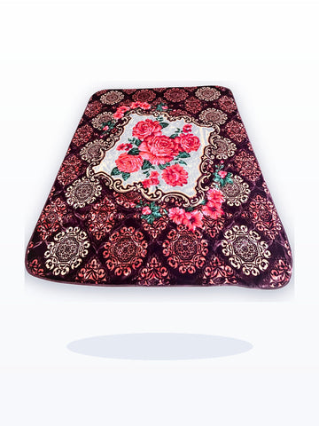Coperta matrimoniale prugna e oro con rose rosa su fondo bianco