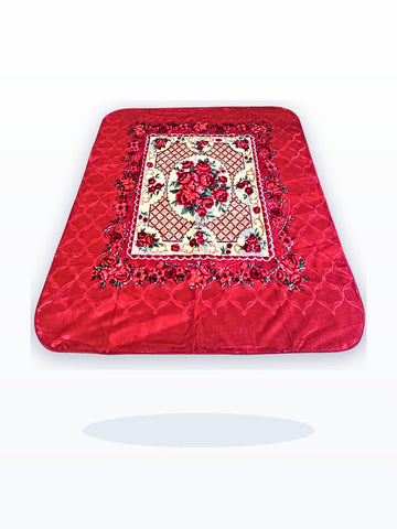 Coperta matrimoniale rosso rubino con bouquet di rose su fondo bianco