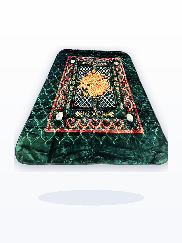 Coperta matrimoniale verde smeraldo con rose oro su fondo bianco