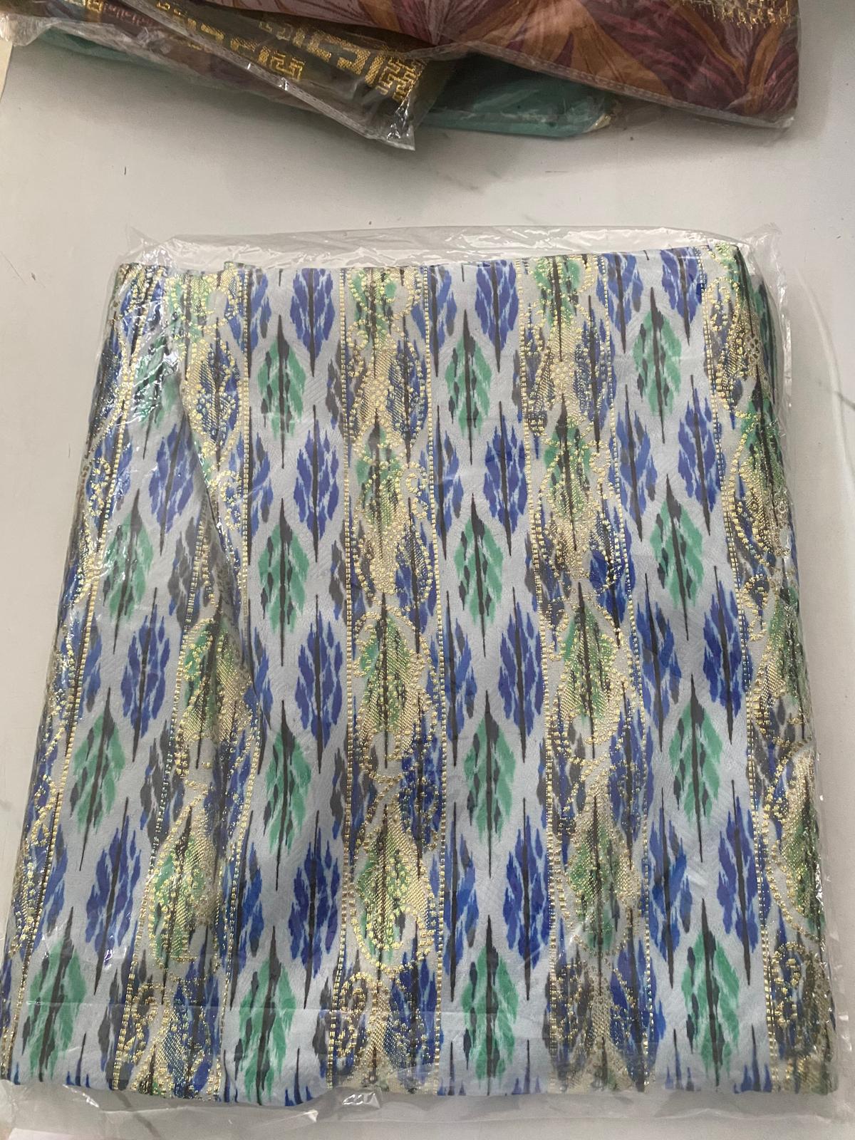 Coupon Tessuto 3 Metri Blu Verde con Fasce Oro - foto del tessuto