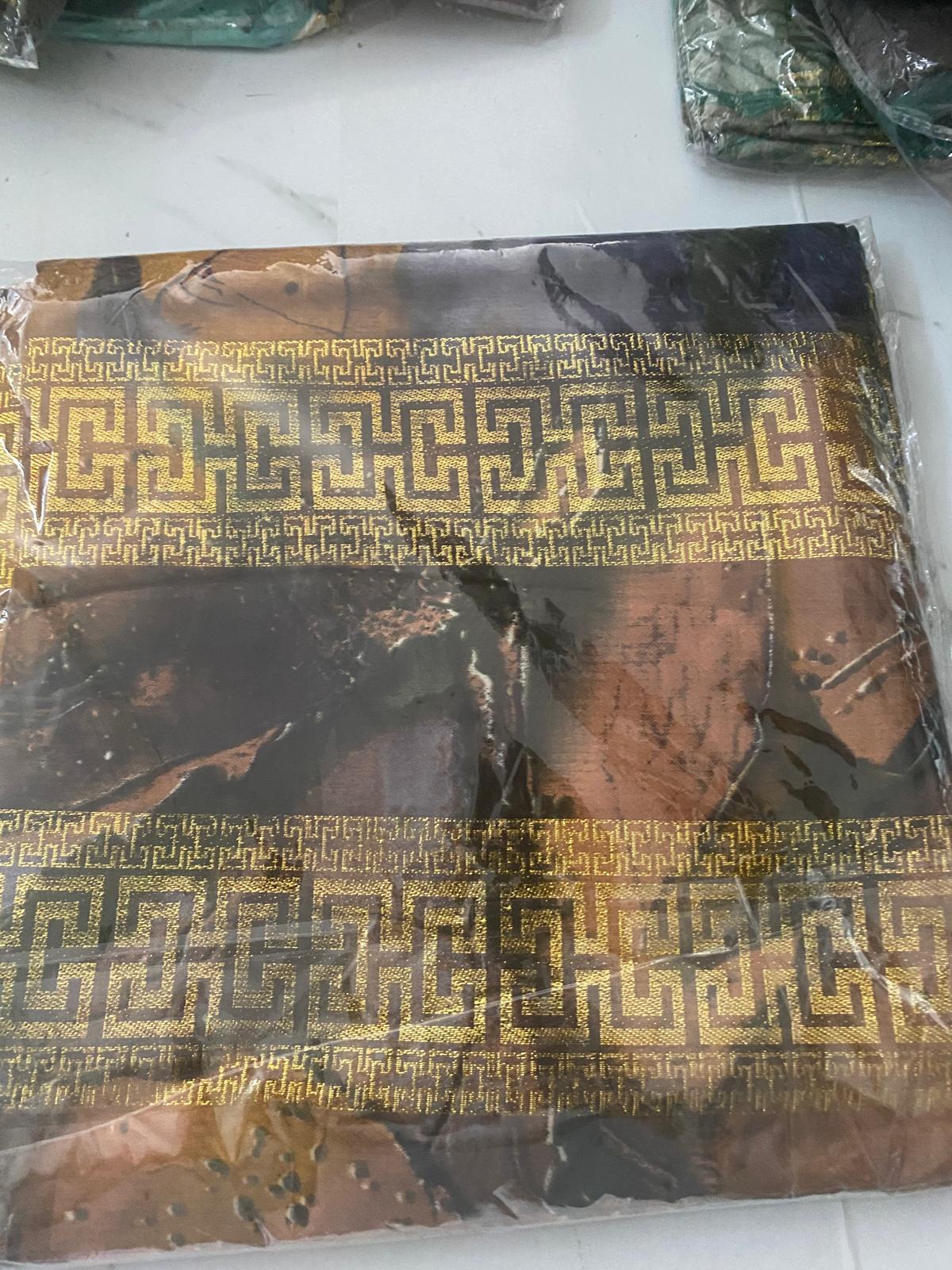 Coupon Tessuto 3 Metri Marrone Scuro con Bordo Greca Oro - foto del tessuto