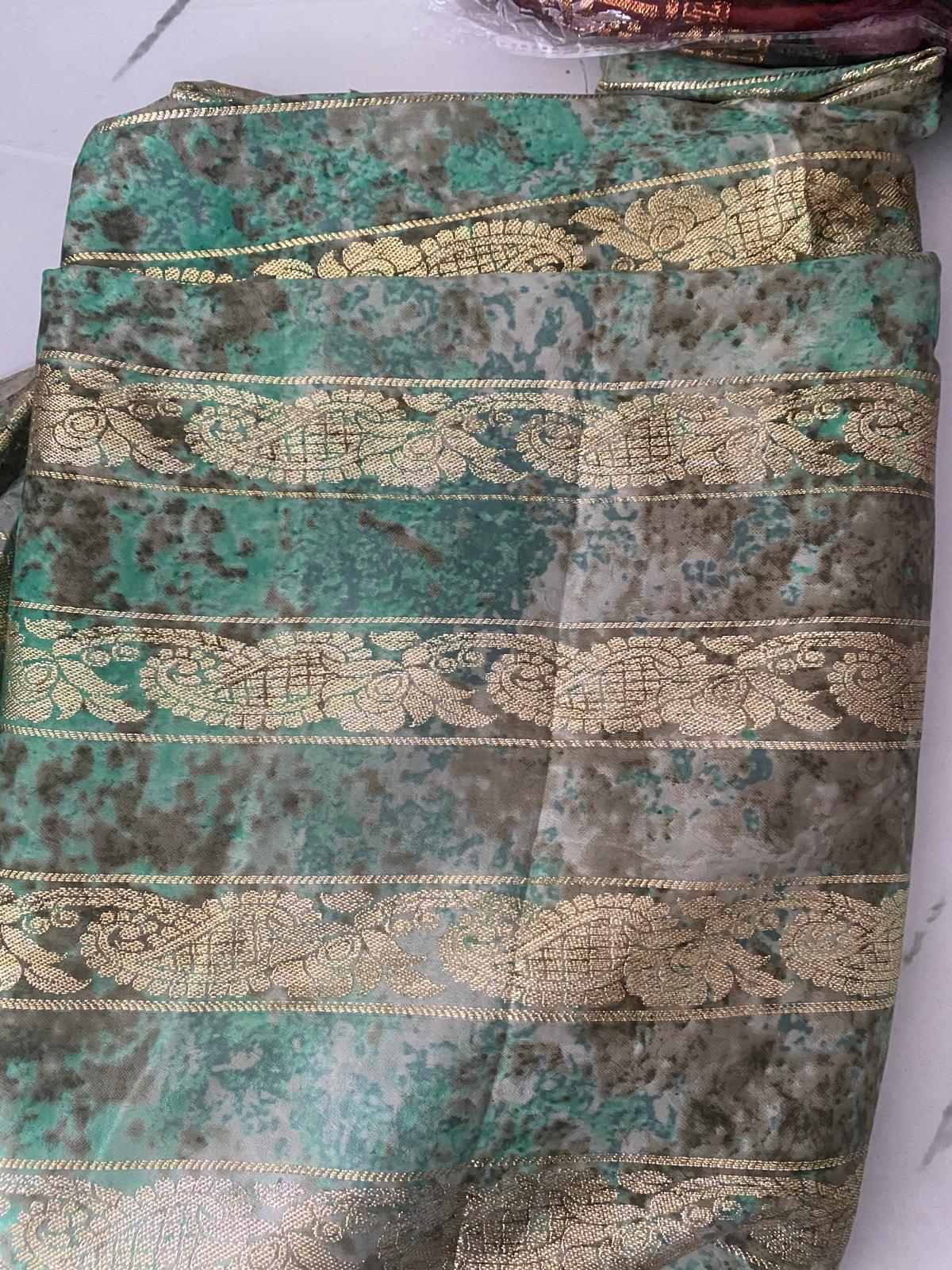 Coupon di tessuto 3 metri marrone verde con motivo floreale oro