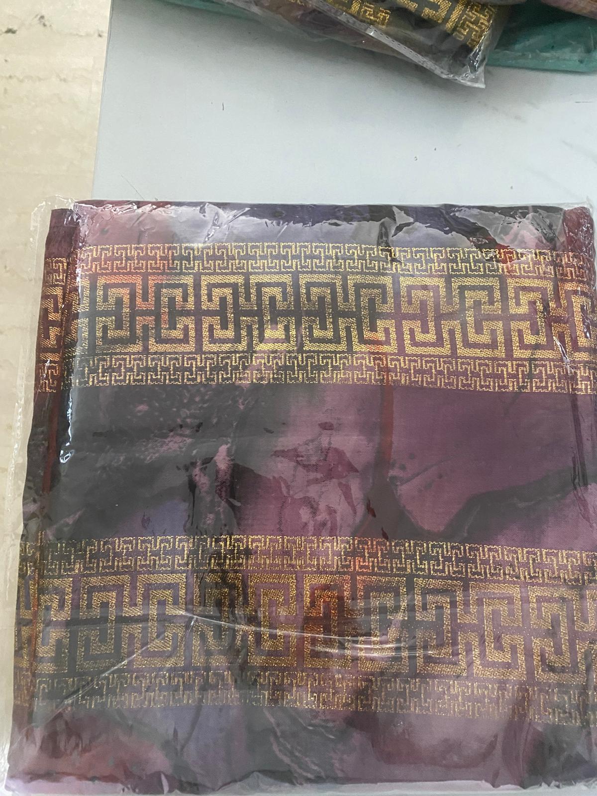 Coupon tessuto 3 metri prugna e marrone con bordo greca oro