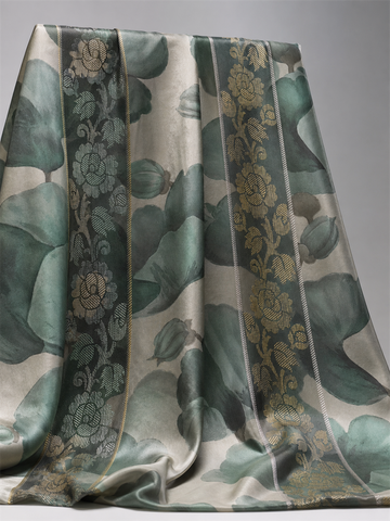Coupon Tessuto 3 Metri Verde Salvia Floreale con Fasce Oro, drappeggio in studio