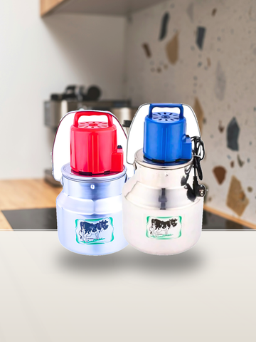 Hallaba miscelatore latte in cucina con formati rosso e blu