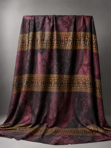 Coupon Tessuto 3 Metri Prugna e Marrone con Bordo Greca Oro, drappeggio in studio