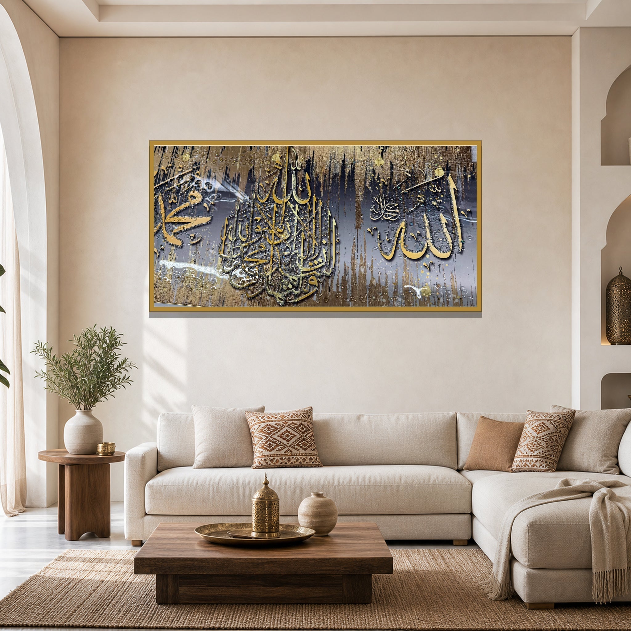 Dipinto Kader originale Zahiali su parete sopra divano in salotto moderno